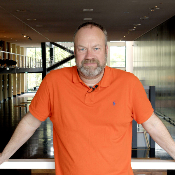 Dieses Bild zeigt Johan Reuter im Foyer der Deutschen Oper Berlin. In diesem kurzen Video aus der Reihe "100 Sekunden mit ..." berichtet er über seine Rolle des Hans Sachs.