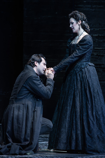 Don Carlo - © Marcus Lieberenz Don Carlo, im Geständnis seiner Liebe, küsst Elisabeths Hand. Sie bewahrt königliche Haltung, wenngleich sich auf ihrem Gesicht das Leid um diese Liebe abzeichnet.