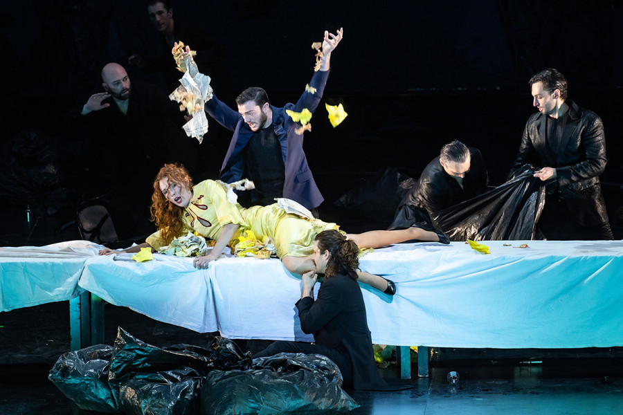Nachdem Donna Elvira die Abendmahls-Szene sprengt, wird sie von der brutalisierten Meute und einem völlig enthemmten Don Giovanni erniedrigt.