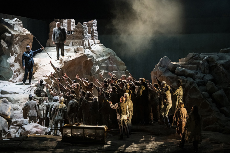 Parsifal - © Bettina Stöß Gurnemanz und Parsifal kommen zur Gralsgemeinde.