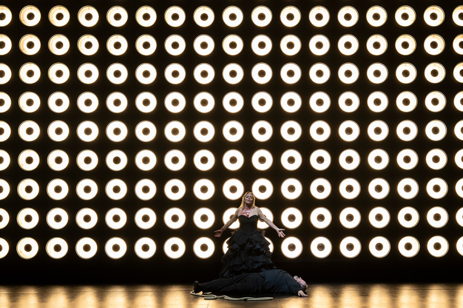 Tristan und Isolde - © Carole Parodi Eine Szenenimpression aus Thalheimers TRISTAN UND ISOLDE: Vor der Lampenwand Tristan und Isolde.