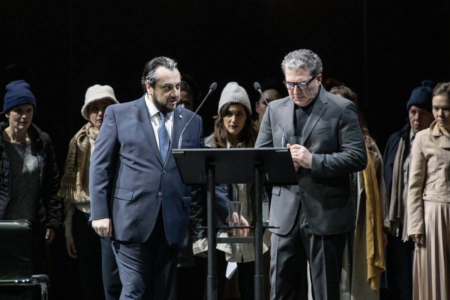 Simon Boccanegra - © Bettina Stöß Boccanegra zwingt Paolo, den Entführer Amelias zu verfluchen. (Damit verflucht Paolo sich selbst.)