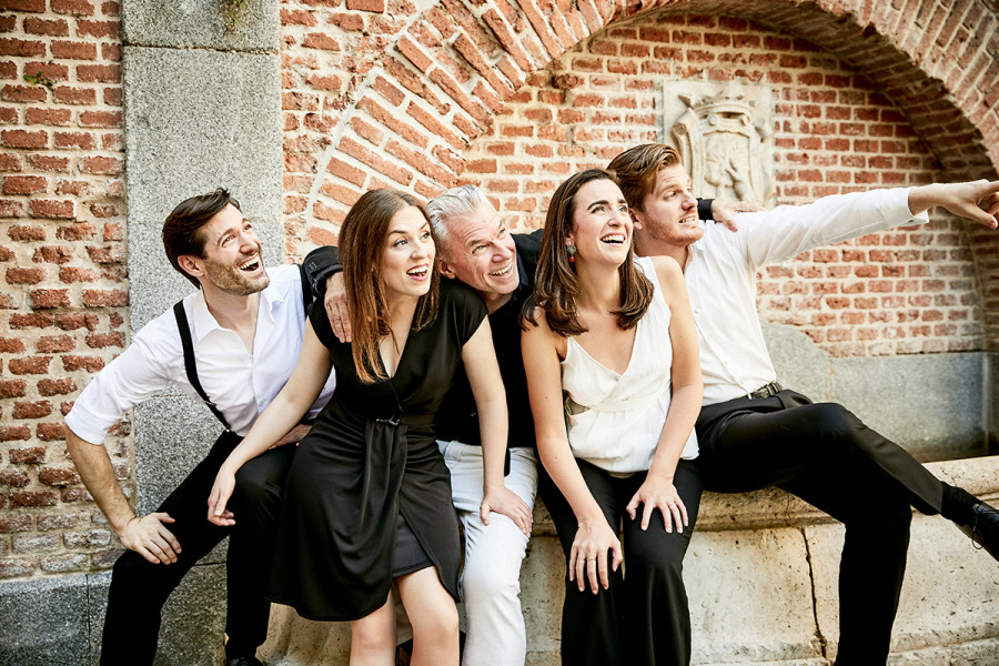 Christof Loy und Los Paladines -   © Michal Novak  Regisseur Christof Loy mit den jungen Künstler*innen von Los Paladines.