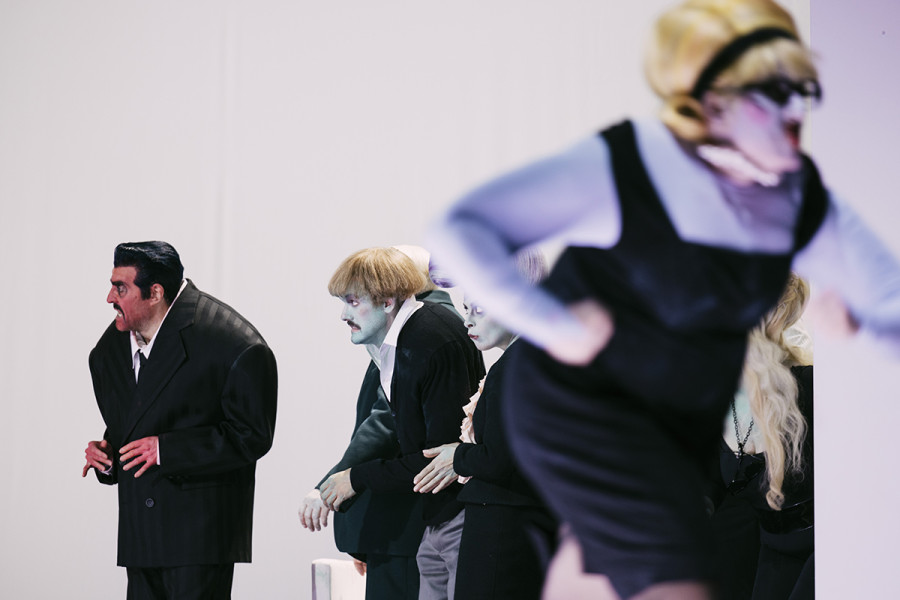 Gianni Schicchi - © Eike Walkenhorst Ein sehr aktionsgeladenes Bild: Zita läuft aus dem Bild, Gherardo, Marco und Nella mit slapstickartigen Bewegungen einander zugewandt.