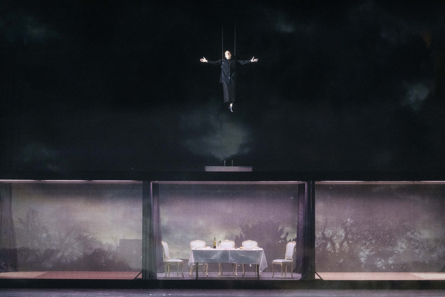 Monika Bacelli schwebt (in religiöse Ekstasen versetzt) vom Bühnenhimmel herab.