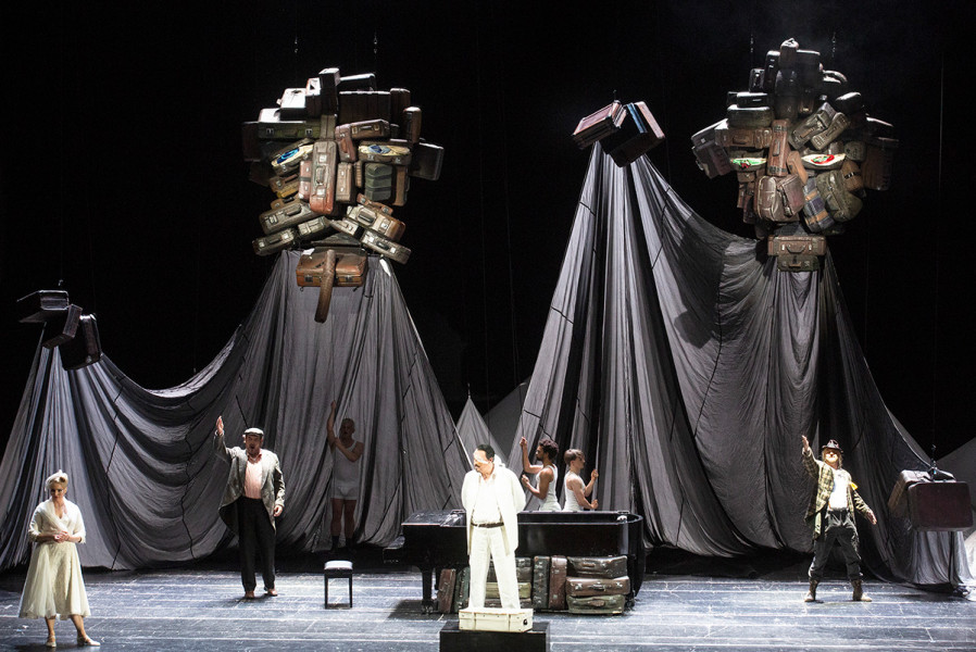 Das Rheingold - © Bernd Uhlig Die Riesen Fafner und Fasolt haben auf Wotans Wunsch seine Götterburg gebaut. Nun fordern sie den vereinbarten Lohn: Freia, die Schwester Frickas.