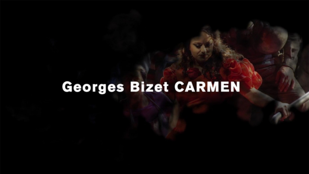 In gut zwei Minuten zeigt dieser Trailer zu Georges Bizets CARMEN Impressionen aus Ole Anders Tandbergs Inszenierung (Premiere: 20. Januar 2018). Tandberg verlegt die Handlung in ein mittelamerikanisches Grenzgebiet. Seine Schmuggler handeln mit Organen, die sie Flüchtlingen entnehmen. So prägen schwere rote Flamencokleider, südamerikanisch-farbenfrohe Festkleider und ein goldseidenes Torerokostüm die Szenerie genauso wie Alltagskleidung und Armee-Kaki. Das Bühnenbild wird durch einen kreisrunden Zylinder gebildet, dessen Unterkante tiefer ist als die Oberkante. So entsteht auf der Vorderseite eine Arena-Architektur, auf der Treppen und Geländer die Bühne für große Chorszenen bilden. Dieser Zylinder kann sich durch die Bühnenmaschinerie der Drehscheibe in Bewegung setzen. Die Rückseite der Arena ist eine mit Wellblech geschlossene Wand. Außerdem kann der Mittelteil des Arena-Rundes aus dem Zylinder herausgelöst und weggezogen werden, so dass eine Gasse zwischen beiden Halbrunden entsteht, in der die Schmugglerszene stattfindet. Zu den die Inszenierung prägenden Requisiten gehört ein großer Stier und kaschierte Organe. Die Herren des Chores sind zumeist bewaffnet, Don José hat außerdem ein großes Messer. Sie hören im Video u. a. Clémentine Margaine (Carmen), Markus Brück (Escamillo), Heidi Stober (Micaëla), Charles Castronovo (Don José), Chor und Kinderchor der Deutschen Oper Berlin.