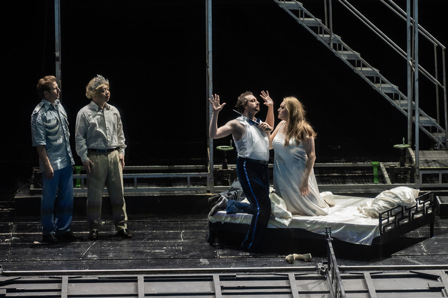 Turandot - © 2023 // Bettina Stöß Seitlich links stehen Pang und Pong und blicken auf Ping, der von Turandot mit einem Messer am Hals bedroht wird.