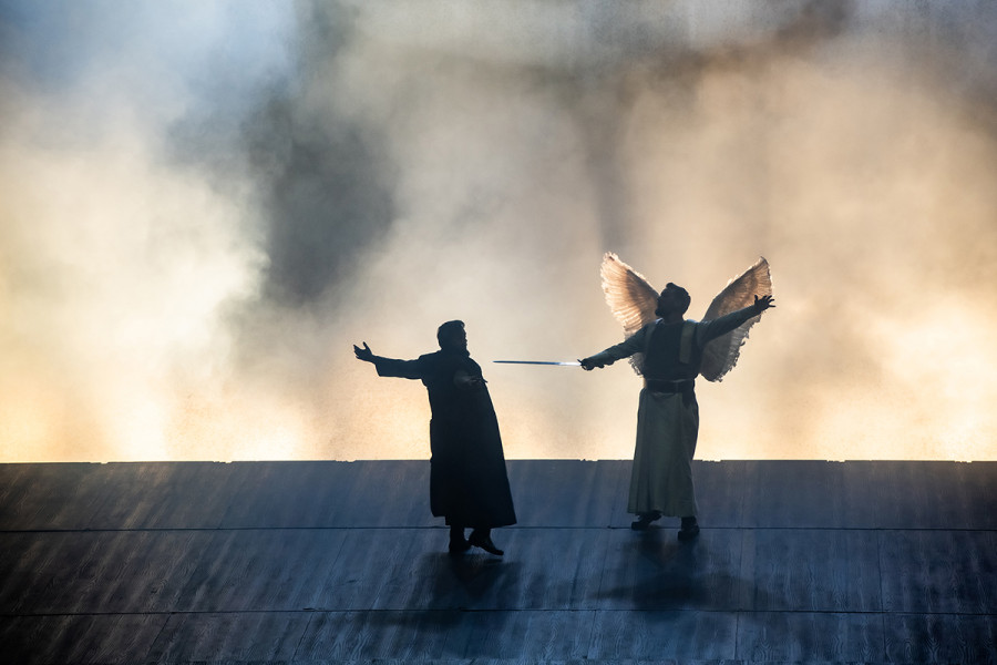 Lohengrin - © Bettina Stöß Lohengrin besiegt Telramund im Zweikampf.