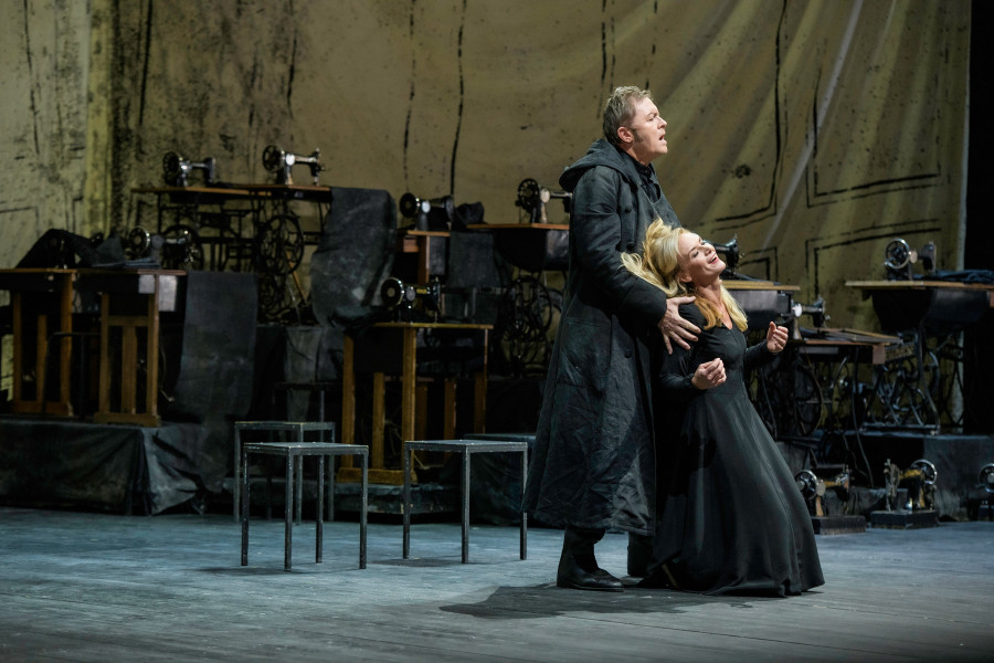 Der fliegende Holländer - © Bettina Stöß Der Holländer hält Senta im Arm. Sie sinkt glücklich in die Knie.