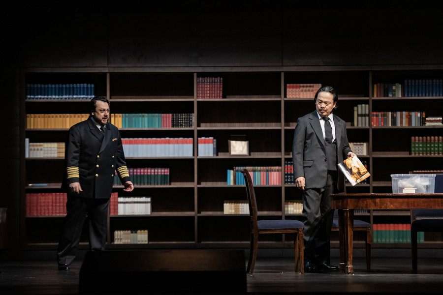 Simon Boccanegra - © Bettina Stöß Boccanegra und Fiesco sind im Zimmer. Fiesco hält ein Bild in den Händen.