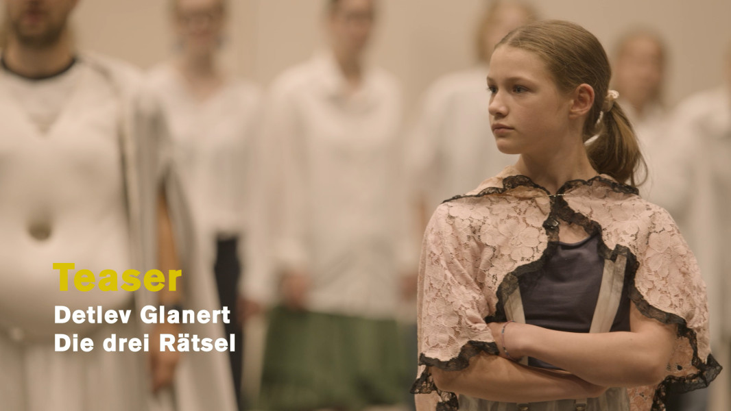 Die drei Rätsel – Ein Teaser - © Ruth Tromboukis Dieses Foto ist das Standbild zu einem kurzen Teaser für Glanerts DIE DREI RÄTSEL. Eine Oper von und mit Kindern. Hier die Darstellerin der Hauptfigur Prinzessin Scharada mit arrogantem Blick nach links.