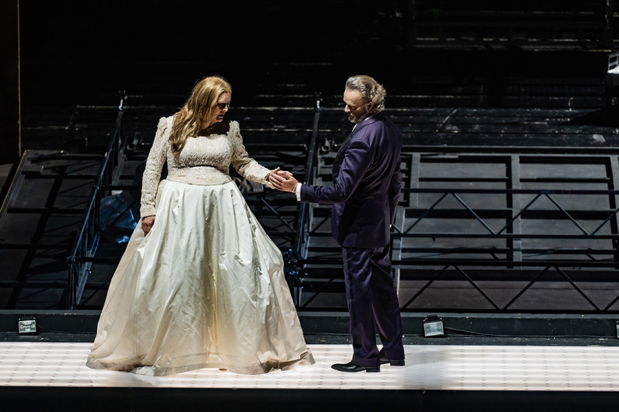 Turandot trägt nun ihr Brautkleid. Herausfordernd reichen sich Turandot und Calaf die Hand.