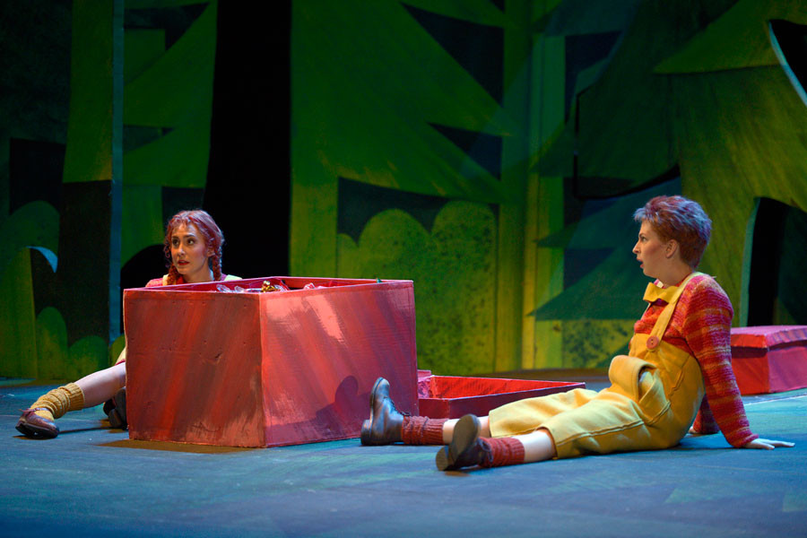 Hänsel und Gretel - © 2014 // Bettina Stöß Eine riesige Geschenkbox steht geöffnet zwischen Hänsel und Gretel. Sie sitzen am Boden. Plötzlich dringt der Ruf der Hexe "Wer knuspert an meinem Häuschen" an ihr Ohr. Sie sehen verblüfft und ein bisschen ängstlich aus.