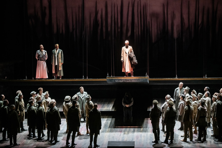Lohengrin - © Bettina Stöß Der Heerrufer, der König und Lohengrin stehen auf dem Balkon. Der Heerrufer spricht von oben herab zum Volk von Brabant. Der nächste Krieg steht bereits an.