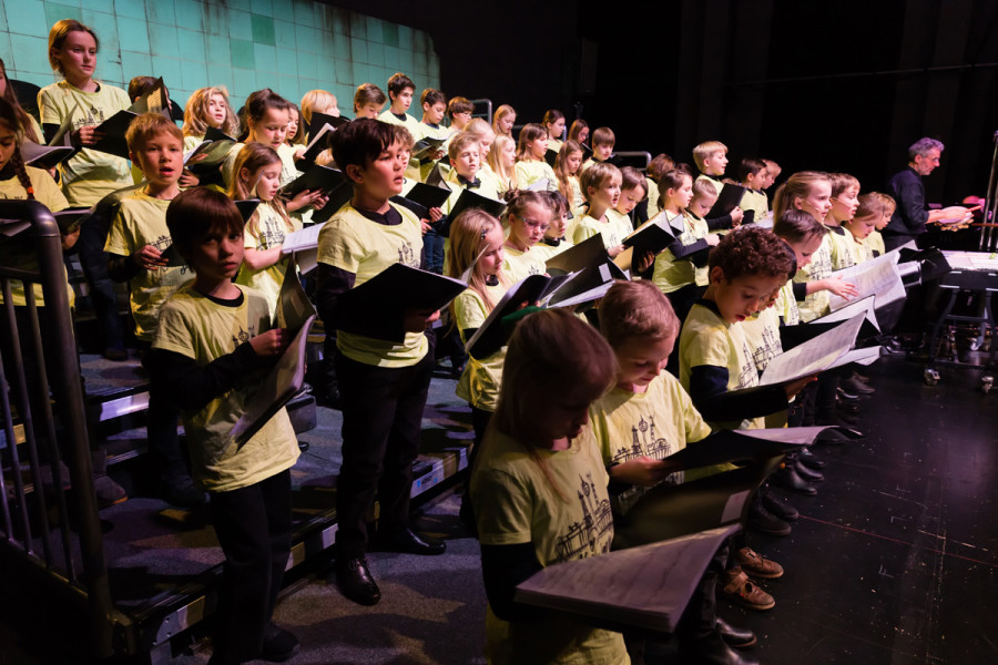 Kinderchor in der Tischlerei - © Stephan Bögel Kinderchor in der Tischlerei