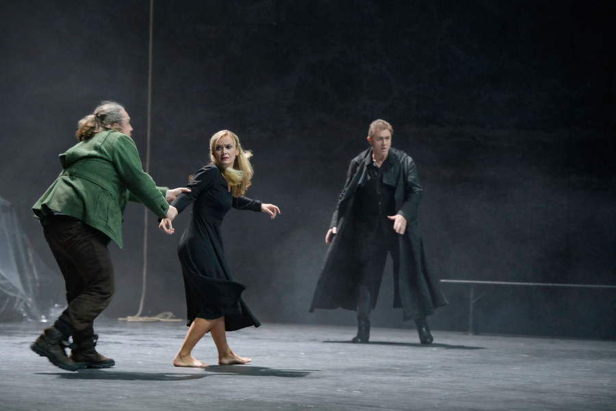Der fliegende Holländer - © Bettina Stöß Erik hält Senta fest am Arm. Sie versucht sich zu befreien, um zum Holländer fliehen zu können.