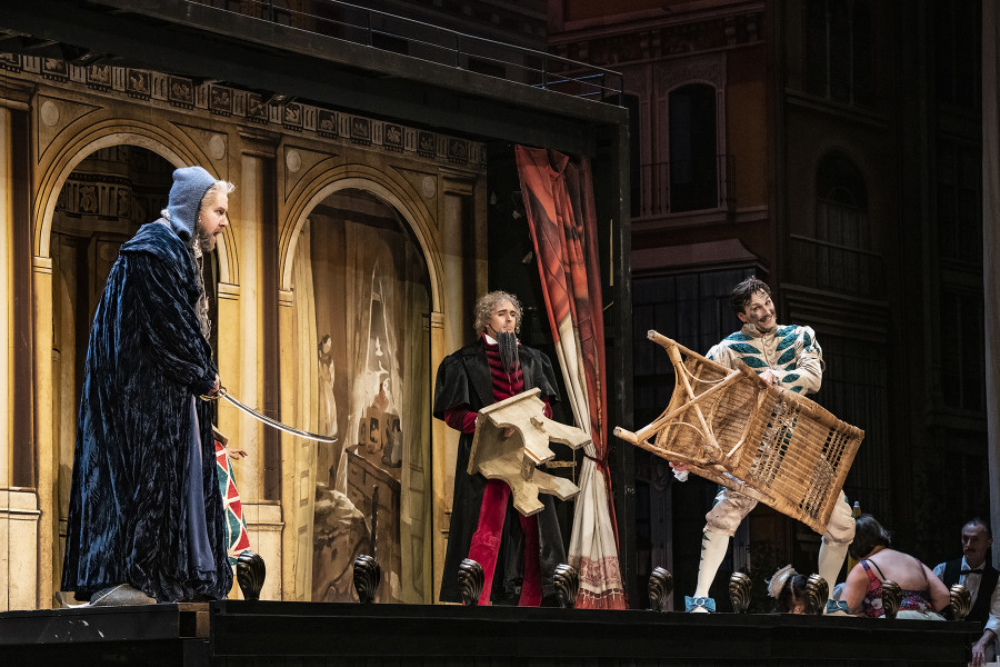 Il barbiere di Siviglia - © Bettina Stöß Bartolo erwacht und will die Situation bereinigen. Figaro und Almaviva werfen das Mobiliar aus dem Wohnwagen.