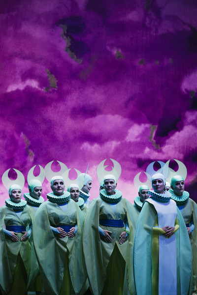 Die Nonnen vor einem dramatischen lilafarbenen Himmel.