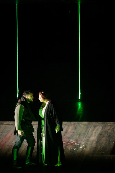 Lohengrin - © Bettina Stöß Ortrud und Telramund streiten. Sie müssen, da er das Gottesgericht verloren hat, das Land verlassen.
