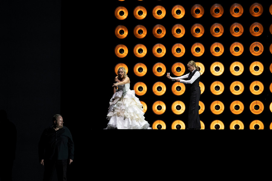 Tristan und Isolde - © Carole Parodi Eine Szenenimpression aus Thalheimers TRISTAN UND ISOLDE: Vor der Lampenwand Tristan, Isolde und Brangäne.