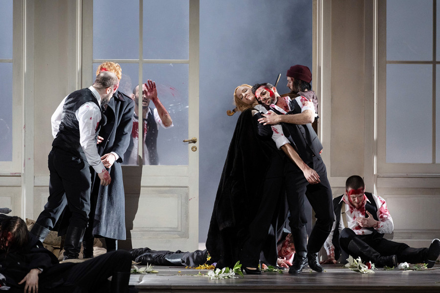 Francesca da Rimini - © Monika Rittershaus Francesca mit hochmütigem Gesicht ist umgeben von den Kämpfenden und Sterbenden.