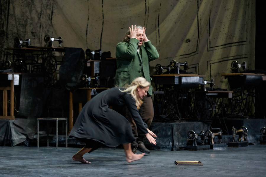 Der fliegende Holländer - © Bettina Stöß Der Streit zwischen Erik und Senta wird heftiger. In seiner Eifersucht hat er ihr Bild zu Boden geworfen, das Senta nun zu bergen sucht.