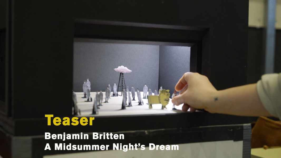 Ein Probenbesuch bei „A Midsummer Night’s Dream“ - Dieses Foto ist das Standbild zu einem kurzen Videoteaser mit Probeneindrücken: Es ist der Blick in das Bühnenbildmodell mit Figurinen zum Kinderchor (Elfen), der Leiter mit der rosaroten Wolke und dem Löwen.