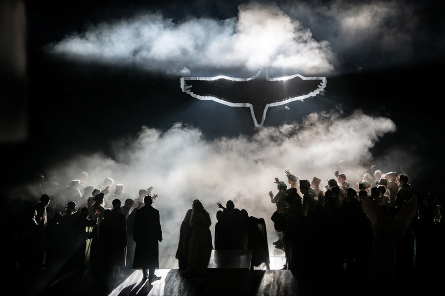 Lohengrin - © Bettina Stöß Aus dem Nebel erhebt sich der beleuchtete Umriss des Schwanes, der gekommen ist, Lohengrin nach Hause zu holen. Die Szenerie wirkt bedrohlich.