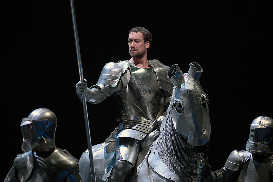 Tannhäuser und der Sängerkrieg auf Wartburg - © Bettina Stöß Vollkommen in Rüstung gekleidet sitzt Landgraf Herrmann auf seinem Ross. Den Visierhelm hat abgenommen.