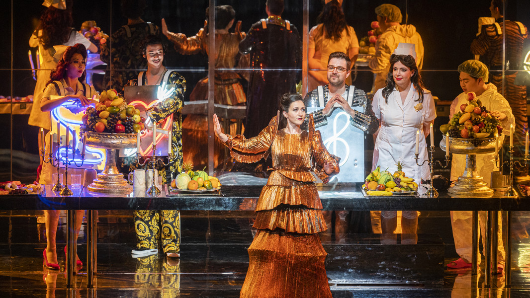 Eine Szenenimpression aus dem Finale von Rossinis IL VIAGGIO A REIMS (Die Reise nach Reims). Corinna singt ihre Ode an  König Karl X. Hinter ihr die große Festtafel mit den Gästen des Festbanketts. 