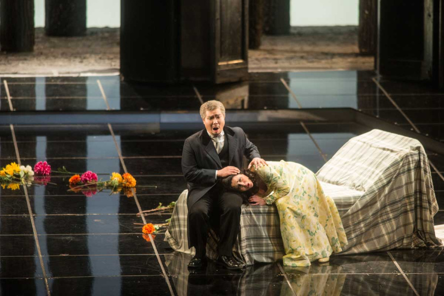 La Traviata - © Marcus Lieberenz Violettas Kummer erweicht Giorgios Herz. Er versucht, sie über ihr Leid zu trösten. Ihren Kopf hat sie auf sein Knie gebettet, seine Hand liegt tröstend auf ihrer Schulter.