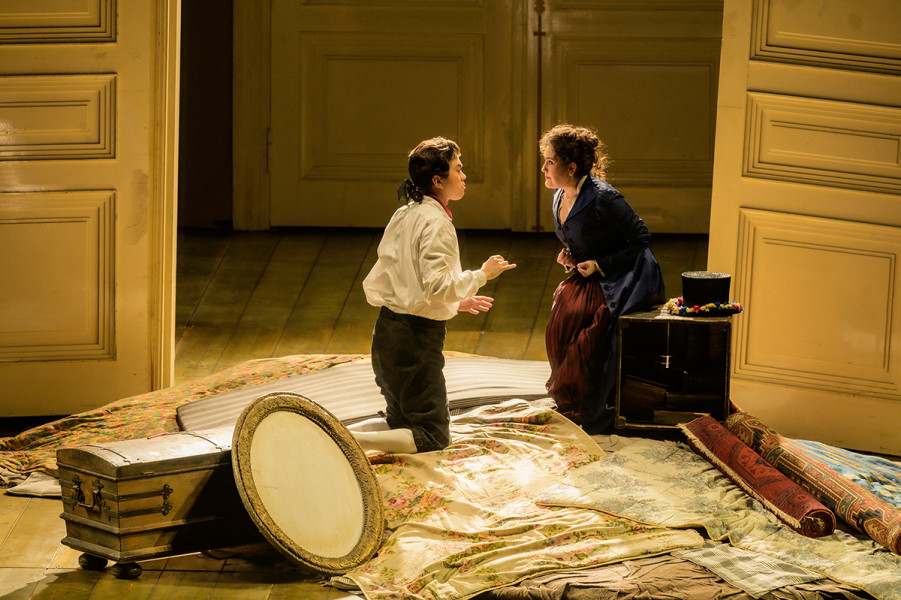 Le nozze di Figaro - © Bettina Stöß Susanna klärt Figaro über die Pläne des Grafen, von seinem "Recht der ersten Nacht" Gebrauch machen zu wollen, auf. Ihr Gesicht ist dabei leicht spöttisch, auf seinem Gesicht beginnt sich Wut abzuzeichnen.
