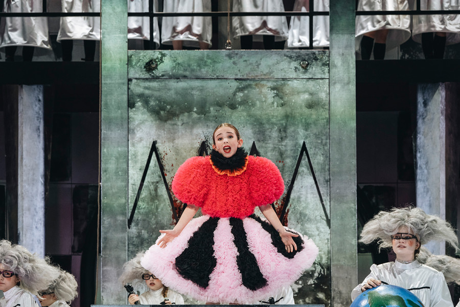 Die drei Rätsel - © Nancy Jesse Vor der Guillotine steht Prinzessin Scharade. Zu ihren Füßen versuchen Alchimisten der Rätsel Lösug zu finden.