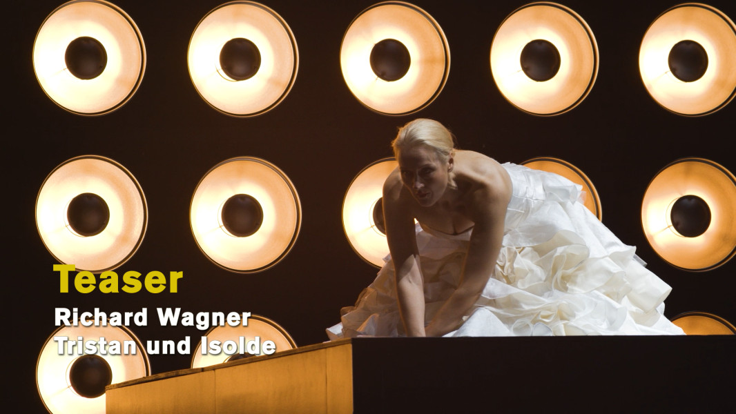 Tristan und Isolde - © Ruth Tromboukis Dieser kurze Teaser fängt erste Vorstellungsimpressionen zur Neuproduktion TRISTAN UND ISOLDE ein. Die Inszenierung ist von Michael Thalheimer, das Orchester erklingt unter Sir Donald Runnicles. Die Premiere ist am 1. November 2025.