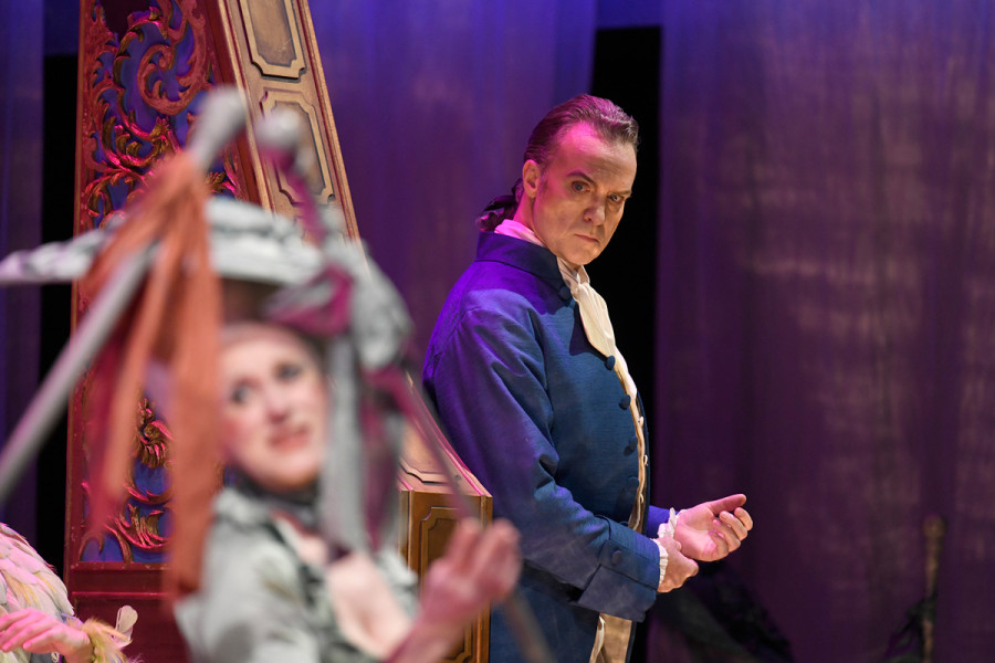 Andrea Chenier - © Bettina Stöß Der Dichter Andrea Chenier kommt in die Gesellschaft.