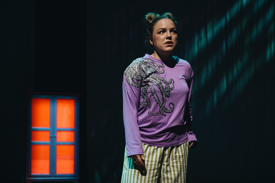 Tintenfischlady -   © Nancy Jesse  Der Abend dunkelt, nun gilt es für Elli, zum ersten Mal alleine schlafen zu gehen. Im Hintergrund eine beleuchtetese Tür.