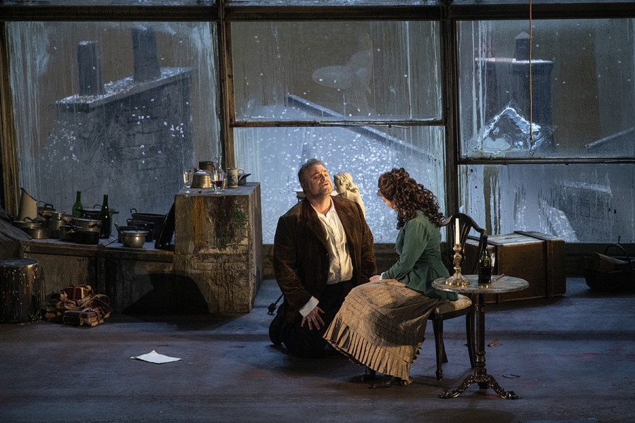 La Bohème - © Bettina Stöß Am Weihnachtsabend sitzen der arme Dichter Rodolfo und seine ebenfalls arme Flurnachbarin in der Mansarde Rodolfos und seiner Freunde beieinander. Sie verlieben sich in einander.