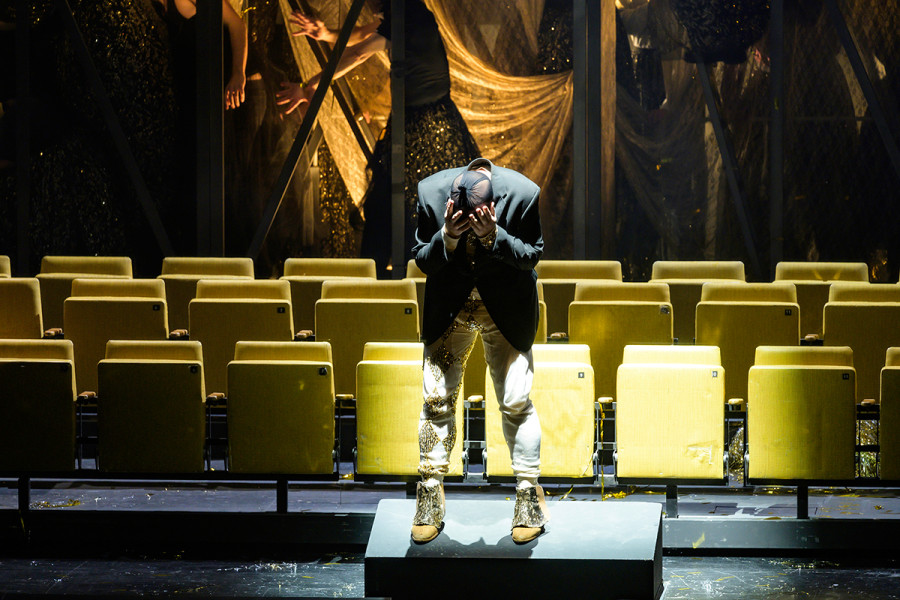 Rigoletto - © Bettina Stöß Die Schergen des Herzogs haben Gilda entführt. Rigoletto, eine Strumpfmaske über dem Kopf, hilft unbeabsichtigt bei diesem Unternehmen. Nachdem er dies bemerkt, bricht er verzweifelt zusammen.