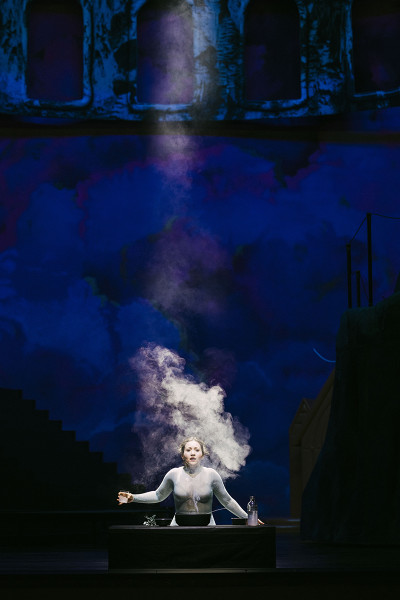 Suor Angelica - © Eike Walkenhorst Suor Angelica vor einem rauchenden Altar.