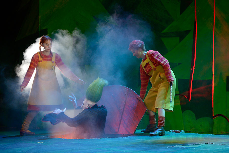Hänsel und Gretel - © 2014 // Bettina Stöß Hänsel und Gretel werfen die Hexe in den Ofen.