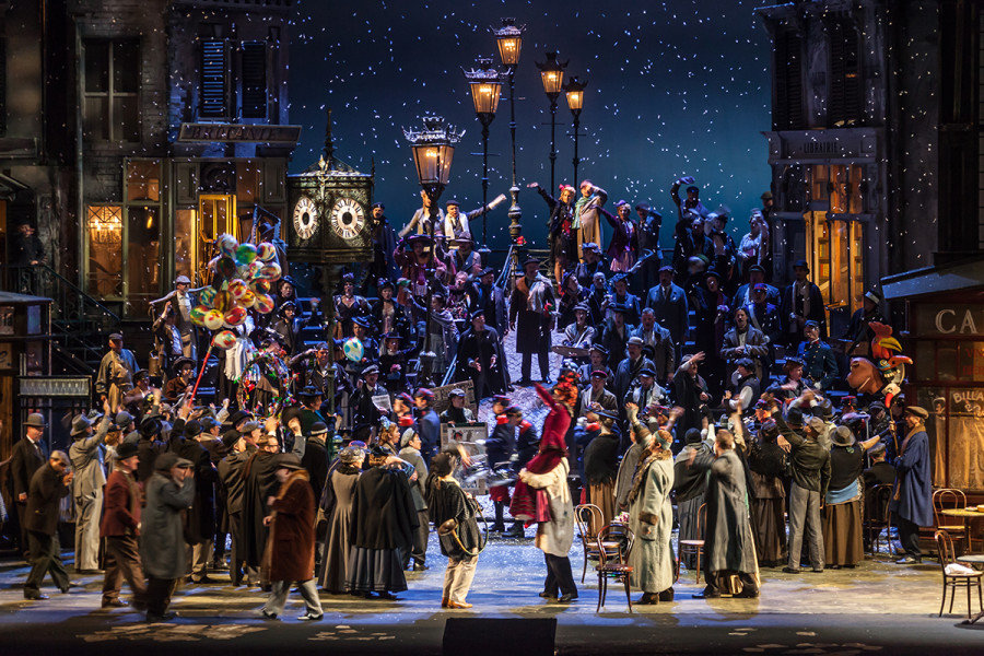 La Bohème - © Ulrich Niepel Eine der ganz großen Opern für Kinderchor ist LA BOHÈME. Hier eine Impression aus dem zweiten Bild, dem Weihnachtsmarkt im Pariser Quartier Latin mit Chor und Kinderchor auf der Bühne.
