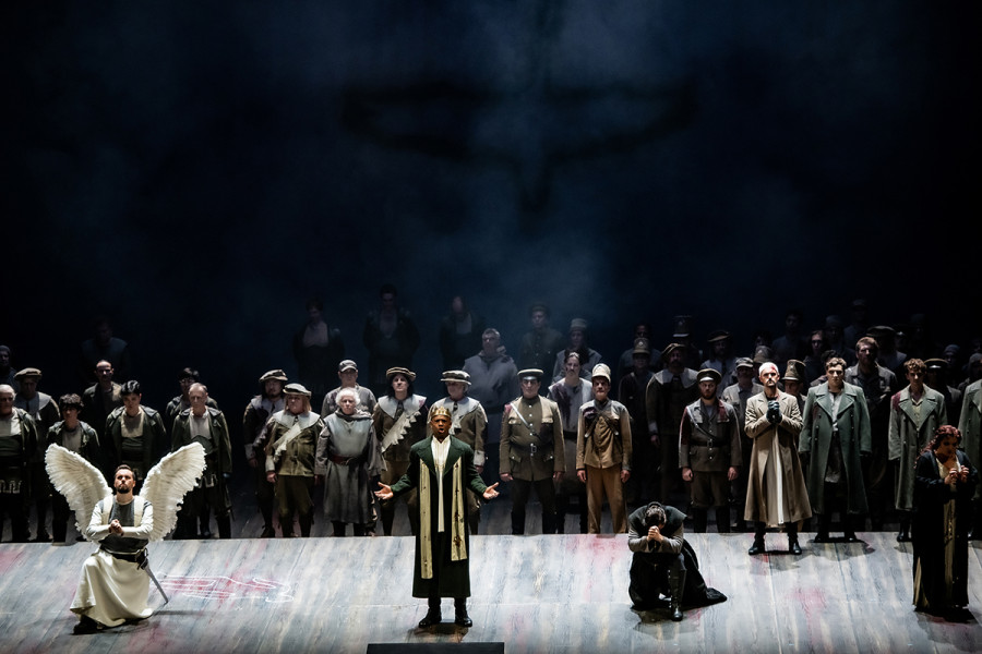 Lohengrin - © Bettina Stöß Lohengrin und Telramund knien betend neben König Heinrich. Sie erflehen Kampfesglück im Gottesgericht. Der Heerrufer und Ortrud stehen etwas abseits. Im Hintergrund die Herren des Chores, die schon vor dem neuen Krieg auf ihren Marschbefehl harren.