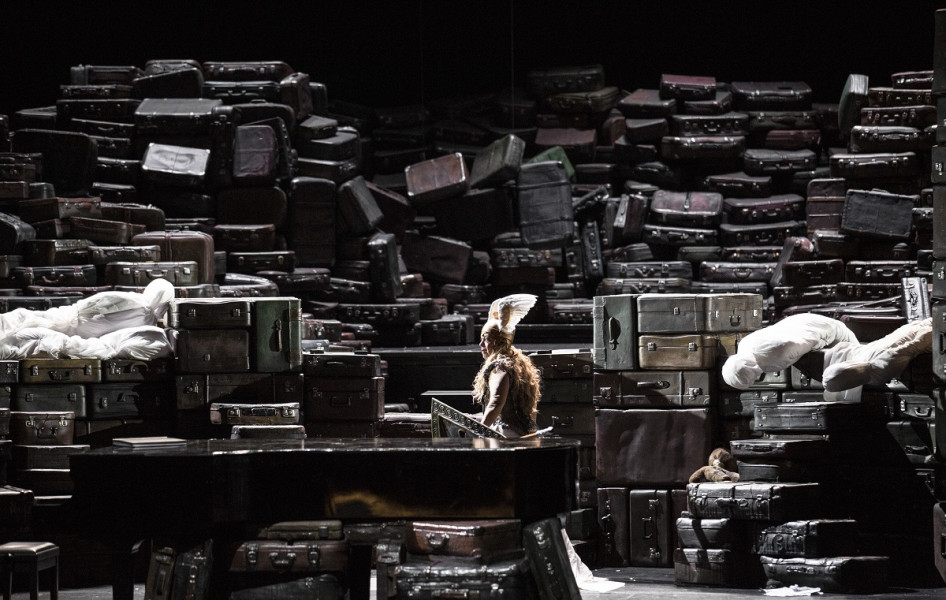 Die Walküre - © Bernd Uhlig Brünnhilde greift die Schwertstücke und macht sich mit Sieglinde auf die Flucht.