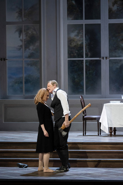 Francesca da Rimini - © Monika Rittershaus Francesca mit Malatestino dall’Occhio. Er hält eine große Kampfaxt in der Hand.