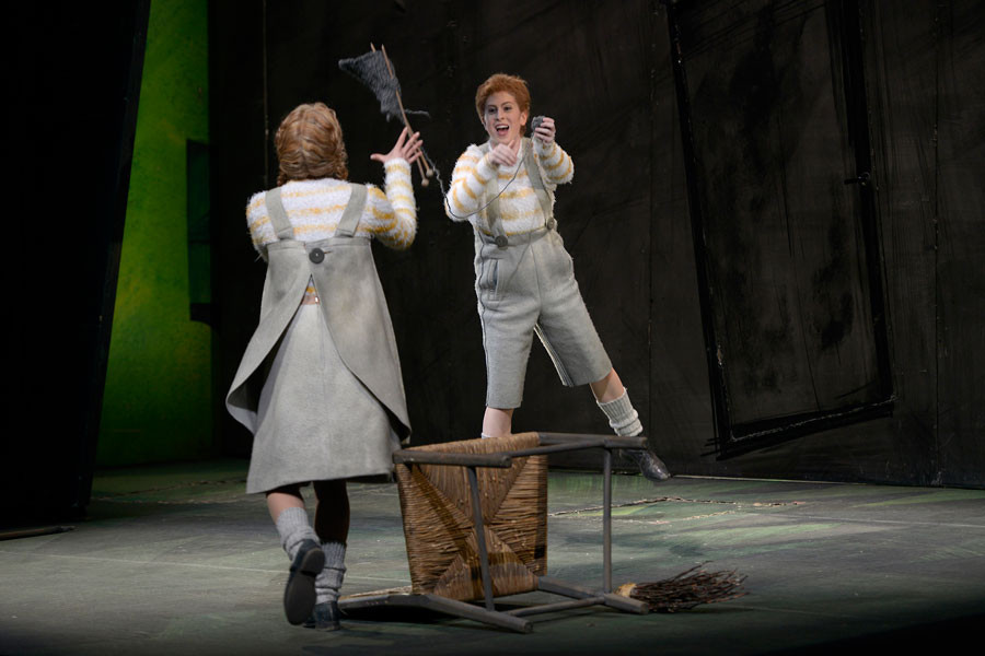 Hänsel und Gretel - © 2014 // Bettina Stöß Es ist passiert: Das Nadelspiel entgleitet Gretels Händen, die geleistete Handarbeit wird aufgetrennt.