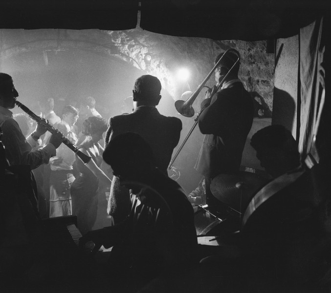 In den Jazzkellern von Paris - © akg Ein Schwarzweiß-Bild mit Jazzmusikern in einem Kellergewölbe.