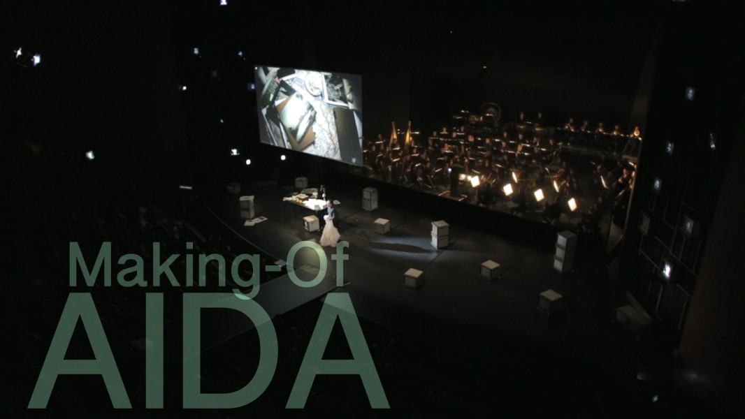 In fünf Minute präsentiert dieser Making Of-Trailer zur Produktion AIDA (Premiere am 22. November 2015) musikalische Schlüsselstellen des Werkes, das inszenatorische Konzept Benedikt von Peters und lässt Benedikt von Peter (Regisseur), Dietmar Schwarz (Intendant) und Andrea Battistoni (Dirigent) zu Wort kommen. Darüber hinaus singen im Making Of-Trailer Alfred Kim (Radames), Anna Smirnova (Amneris), Tatiana Serjan (Aida).