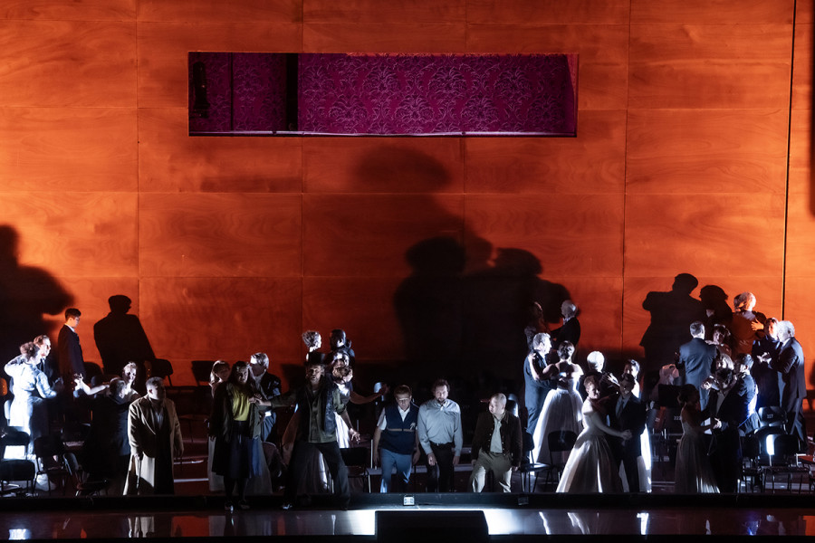 Turandot - © 2023 // Bettina Stöß Das Volk feiert. Die Tribüne oben in der roten Wand ist nun leer.