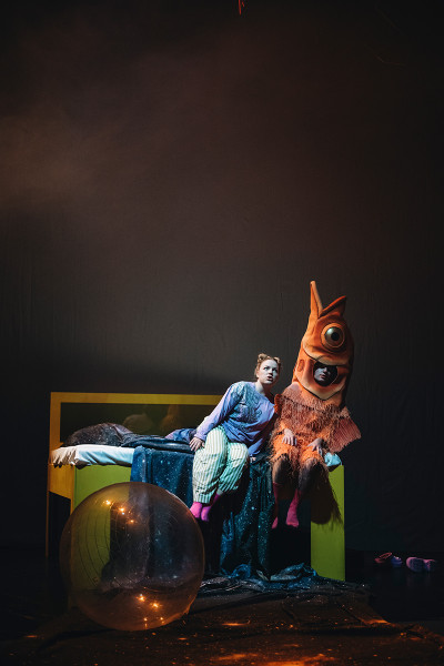 Tintenfischlady -   © Nancy Jesse  Elli und Puddles sitzen auf der Bettkante.